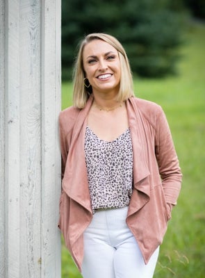 Portrait of Laura McMillan, Affiliate Broker